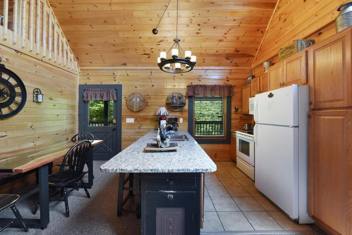 Ryes And Shine Bootlegger'S Cabin! Hot Tub* Pool* Arcade* Billiards *Ev * Pet Friendly Sevierville Exterior photo