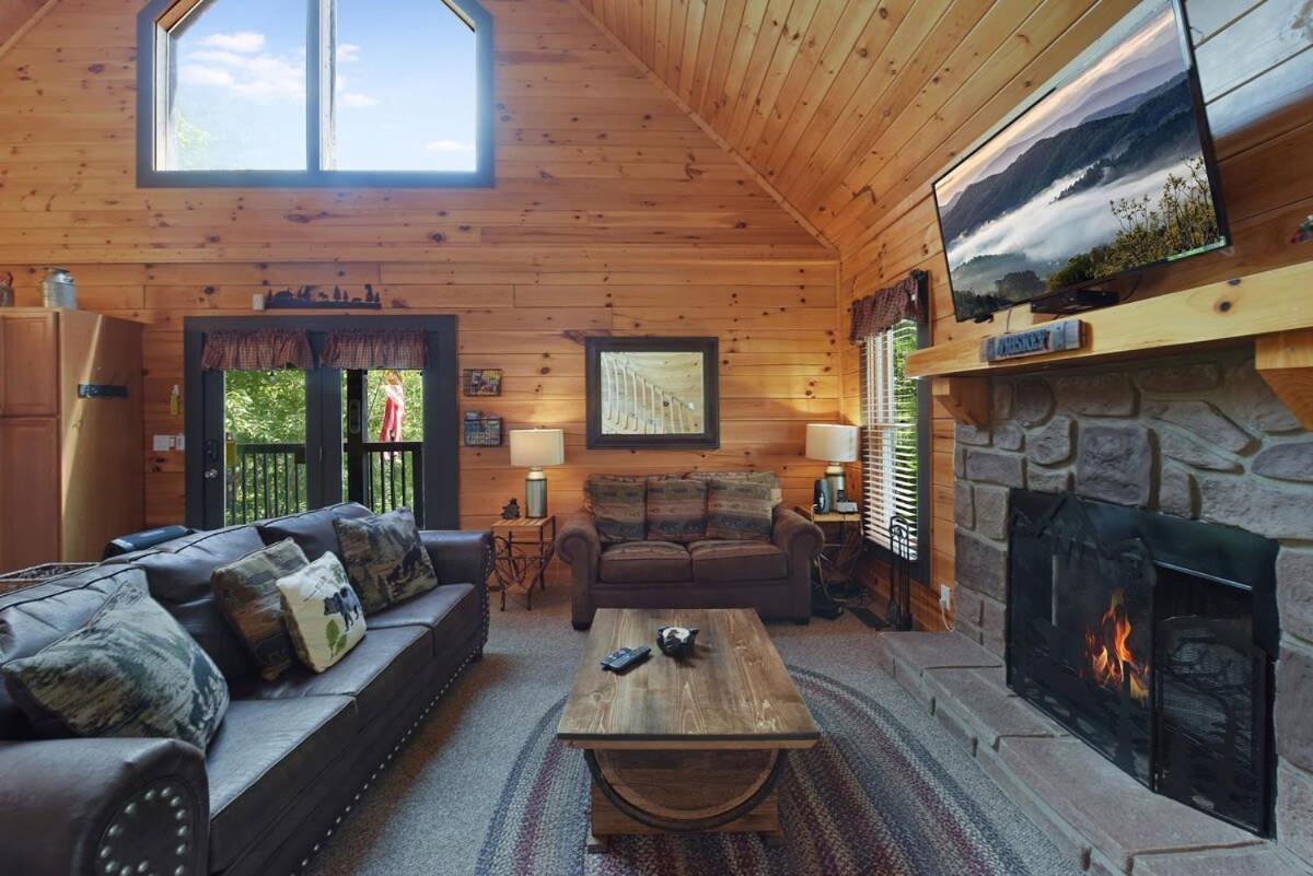 Ryes And Shine Bootlegger'S Cabin! Hot Tub* Pool* Arcade* Billiards *Ev * Pet Friendly Sevierville Exterior photo