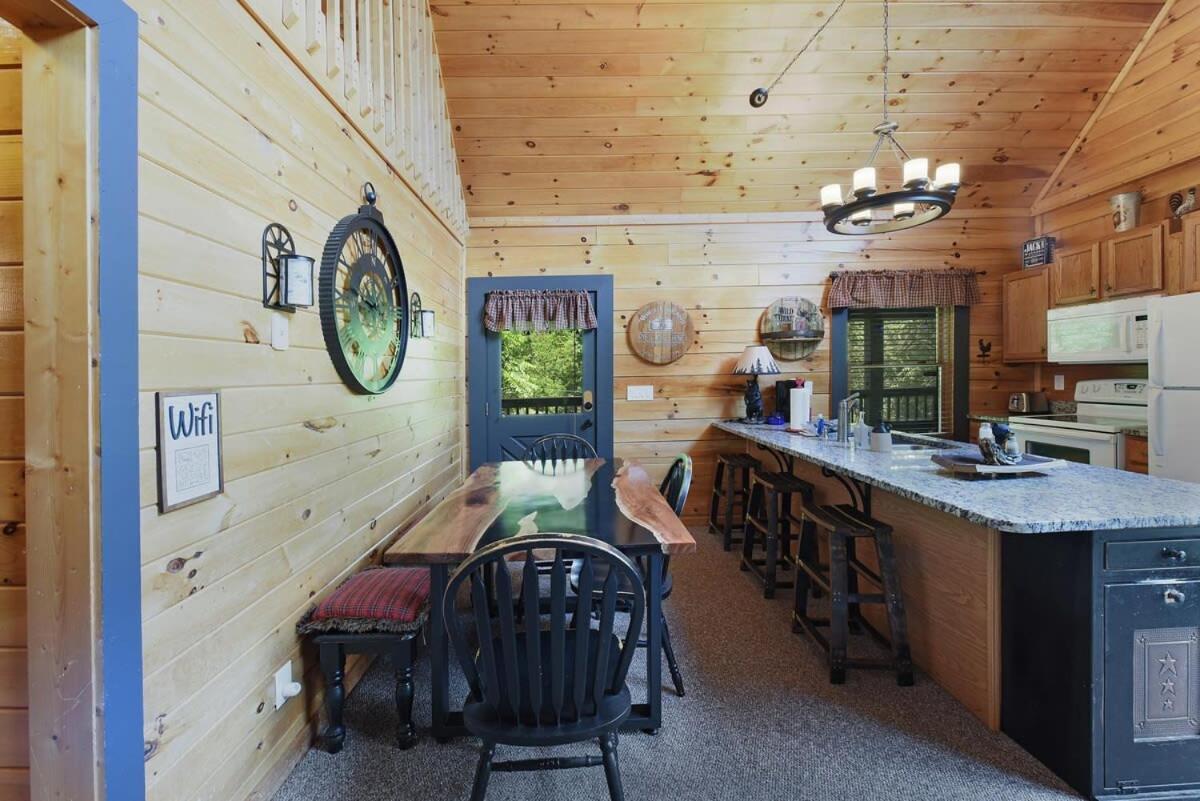 Ryes And Shine Bootlegger'S Cabin! Hot Tub* Pool* Arcade* Billiards *Ev * Pet Friendly Sevierville Exterior photo